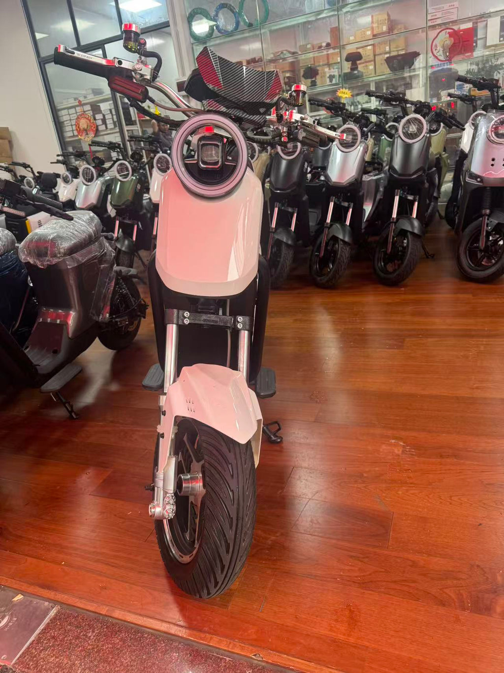 【DUDTN】1500W motor, 48V/30A battery, capable of sustaining a range of 90 kilometers. Arctic White color scheme. One-year warranty. Top speed of up to 60 km/h.