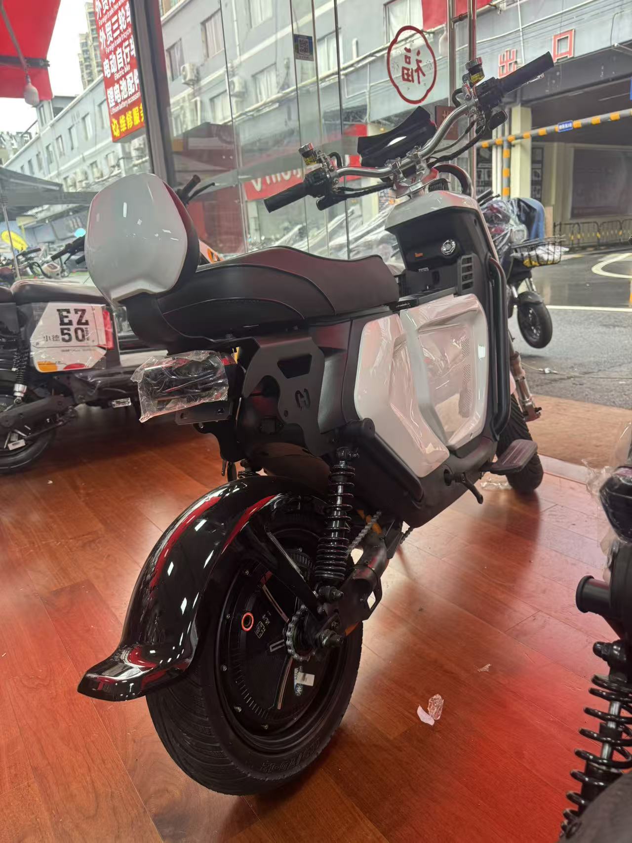 【DUDTN】1500W motor, 48V/30A battery, capable of sustaining a range of 90 kilometers. Arctic White color scheme. One-year warranty. Top speed of up to 60 km/h.