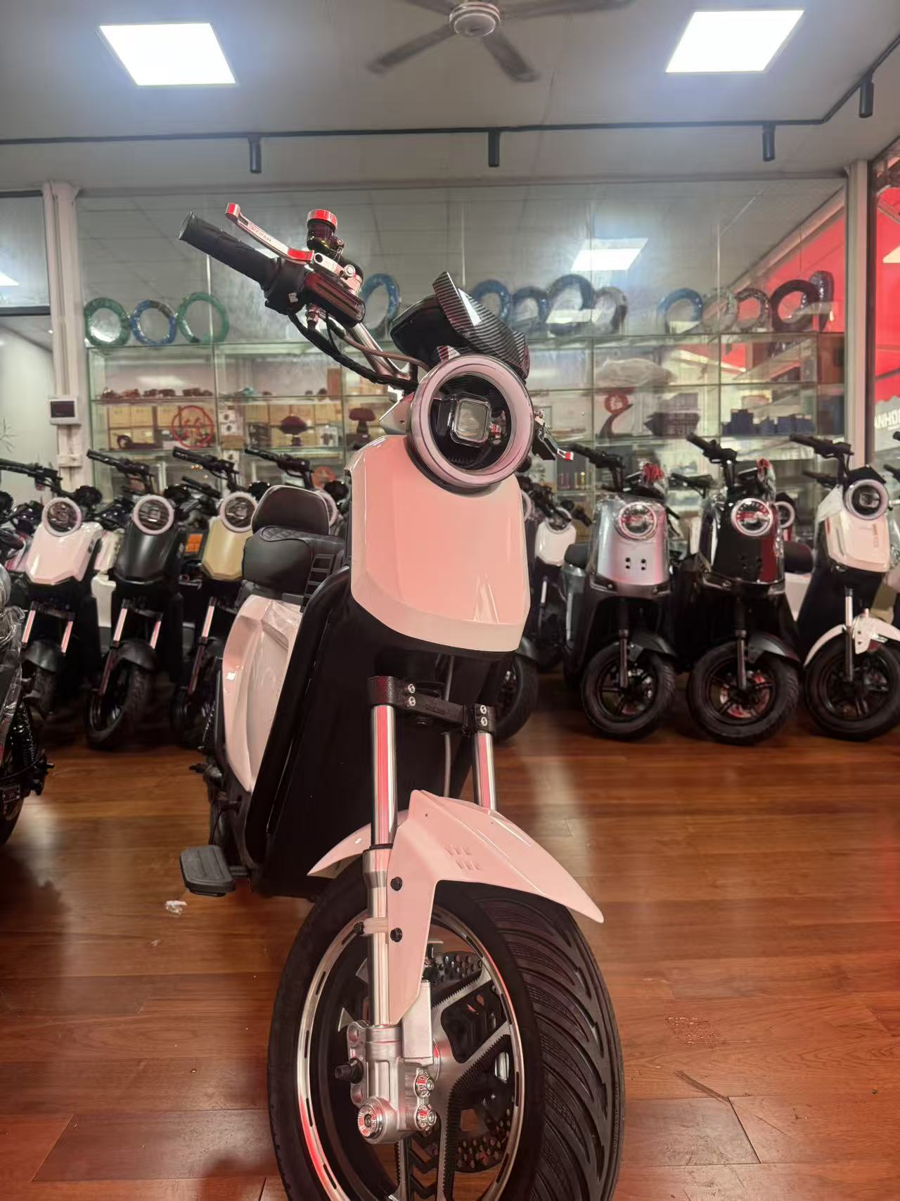 【DUDTN】1500W motor, 48V/30A battery, capable of sustaining a range of 90 kilometers. Arctic White color scheme. One-year warranty. Top speed of up to 60 km/h.
