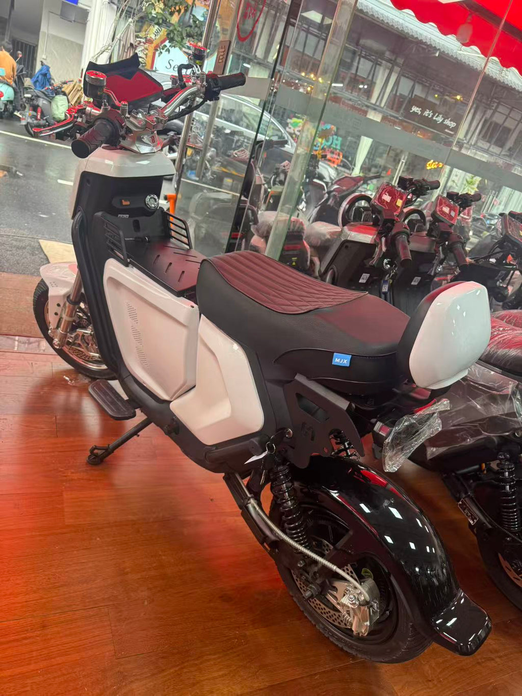 【DUDTN】1500W motor, 48V/30A battery, capable of sustaining a range of 90 kilometers. Arctic White color scheme. One-year warranty. Top speed of up to 60 km/h.