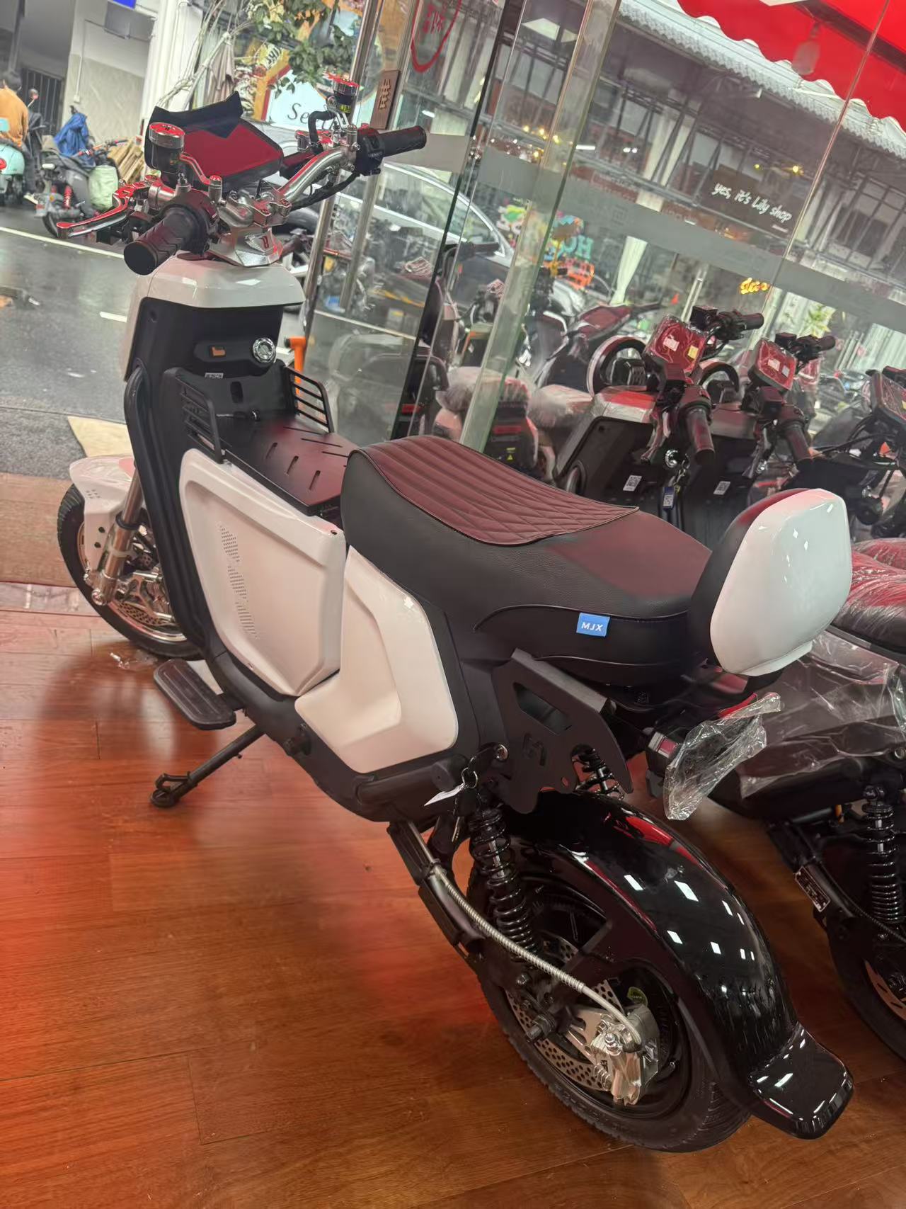 【DUDTN】1500W motor, 48V/30A battery, capable of sustaining a range of 90 kilometers. Arctic White color scheme. One-year warranty. Top speed of up to 60 km/h.
